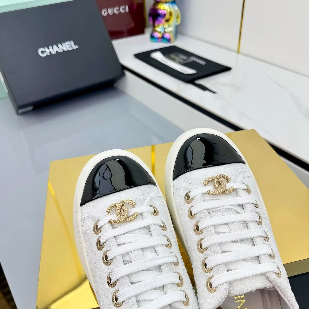 👟👟Ex-factory price 520👟👟 Top-quality cloth-covered version, original quality! ! ! Chanel Chanel - 2025 biscuit shoes, the top casual sports shoes in the counter, this classic design; the upper is electro-embroidered with a variety of craftsmanship; the outsole is fashionable and sporty; the extraordinary inclusion of a variety of color elements... The diversified mix and match is very good-looking and versatile, casual, fashionable, sports, and outdoor can be taken into account... ꫛꫀꪝ Go➫ Material: ❶Upper: Original first-layer cowhide ❷Inner: Sheepskin ❸Outsole is based on: Original TPU combination outsole. Full set of boutique packaging for women 35–40-41. Customized. Non-refundable. 👉